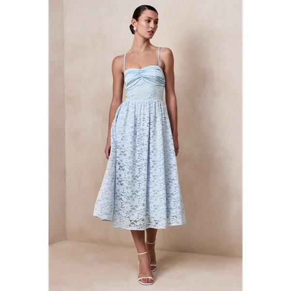 Gloriana | Robe mi-longue en dentelle bleu poudré à décolleté cœur