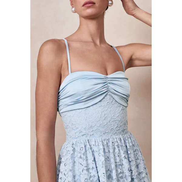 Gloriana | Robe mi-longue en dentelle bleu poudré à décolleté cœur