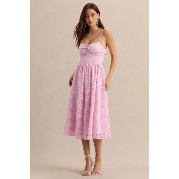 Gloriana | Robe mi-longue en dentelle rose à encolure cœur