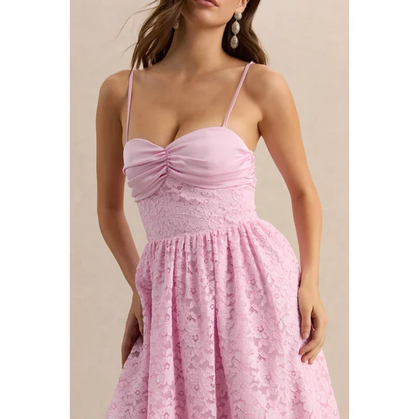 Gloriana | Robe mi-longue en dentelle rose à encolure cœur