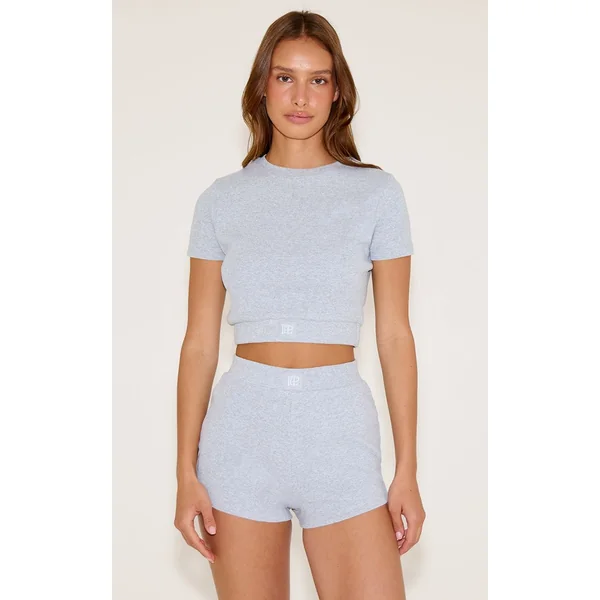 Gris Prettylittlething Crop Top En Satin Emblème Tonal Pour Le Sommeil