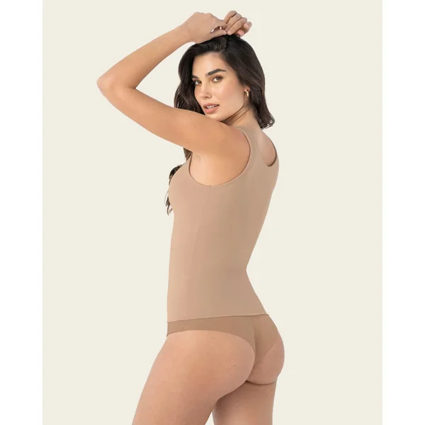 Haut à contrôle modéré avec double couche sur l'abdomen