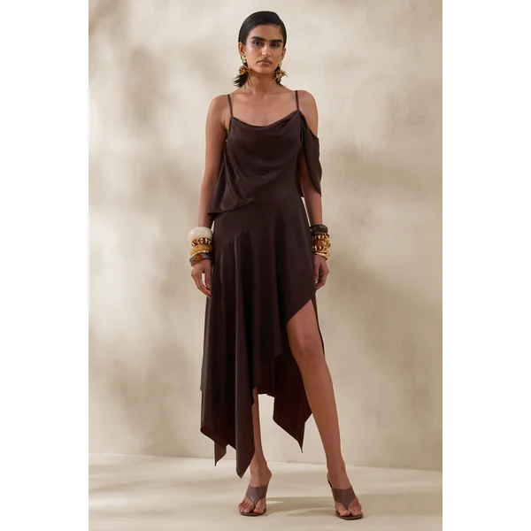 Helira | Robe mi-longue asymétrique marron avec détails drapés et dos ouvert