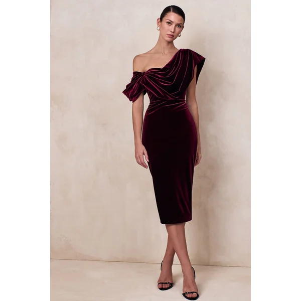 High End | Robe mi-longue en velours bordeaux à encolure asymétrique avec drapé