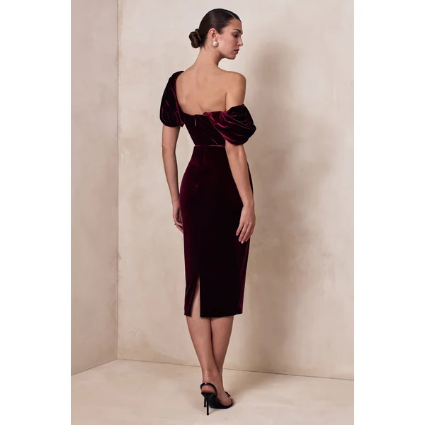 High End | Robe mi-longue en velours bordeaux à encolure asymétrique avec drapé