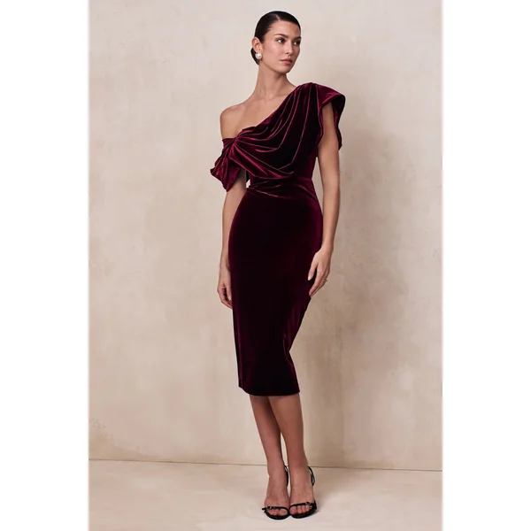 High End | Robe mi-longue en velours bordeaux à encolure asymétrique avec drapé