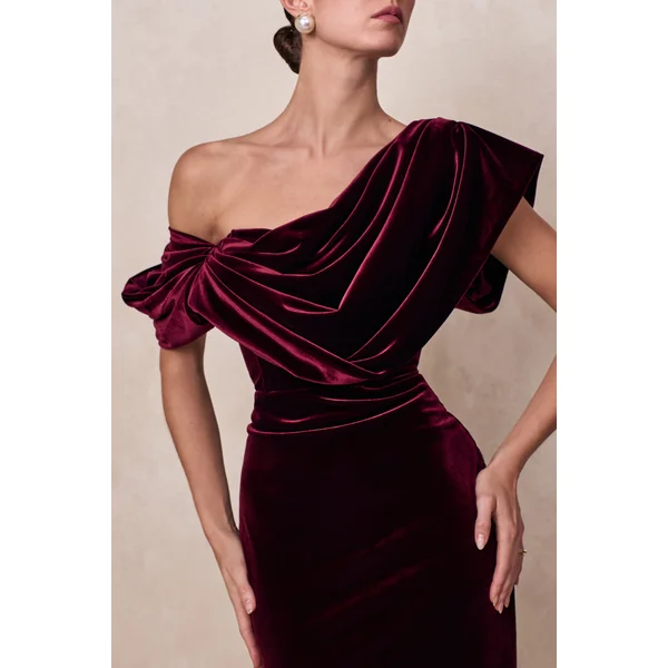 High End | Robe mi-longue en velours bordeaux à encolure asymétrique avec drapé