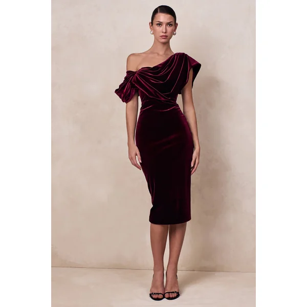 High End | Robe mi-longue en velours bordeaux à encolure asymétrique avec drapé
