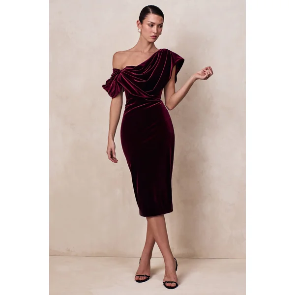 High End | Robe mi-longue en velours bordeaux à encolure asymétrique avec drapé