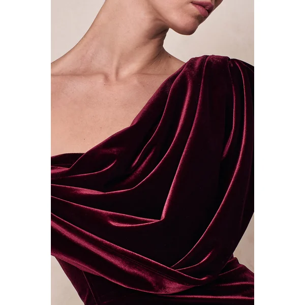 High End | Robe mi-longue en velours bordeaux à encolure asymétrique avec drapé