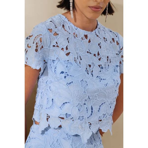 Ina | Haut court en dentelle bleu poudré à encolure ronde