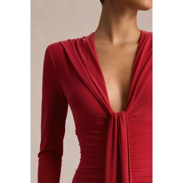 Ivara | Robe rouge à encolure plongeante avec fronces et ceinture