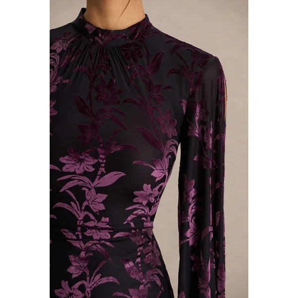 Janet | Robe longue devoré noir et bordeaux, col montant et découpes