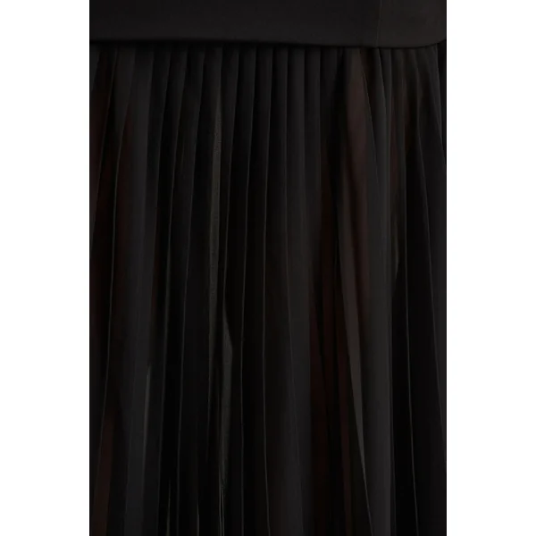 Jaquetta | Robe longue noire ceinturée avec jupe plissée en chiffon