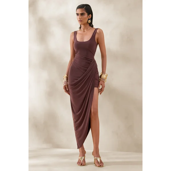 Jaylani | Robe mi-longue brune à encolure arrondie avec détails drapés