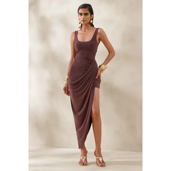 Jaylani | Robe mi-longue brune à encolure arrondie avec détails drapés