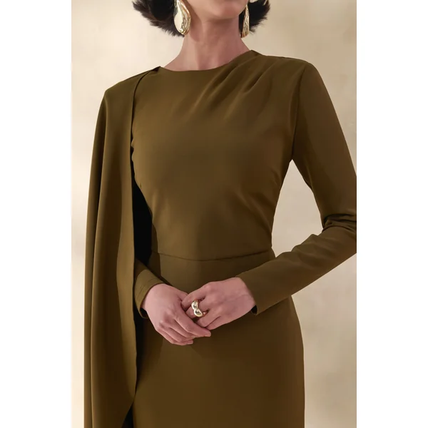 Jovea | Robe longue olive à encolure ronde avec manche cape