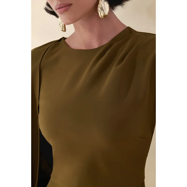 Jovea | Robe longue olive à encolure ronde avec manche cape