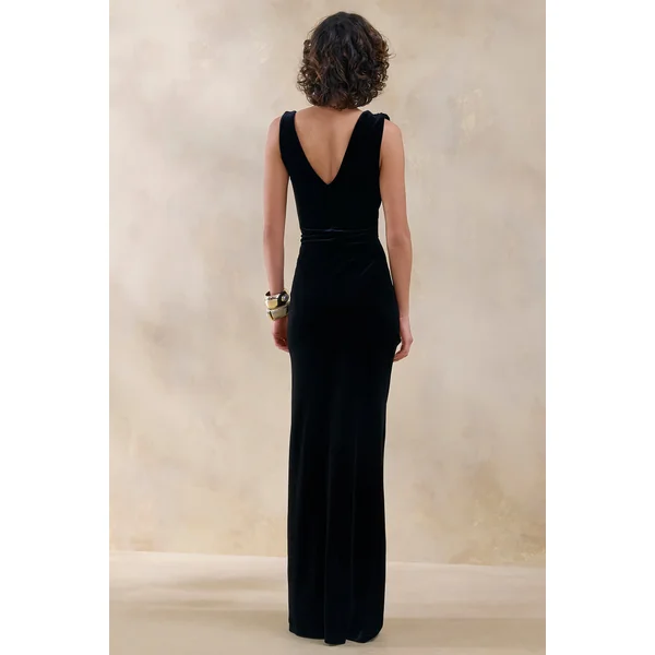 Jovita | Robe longue noire en velours à encolure bénitier avec détails froncés
