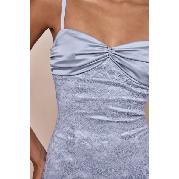 Juana | Robe longue bleu poudré en dentelle et satin à décolleté cœur