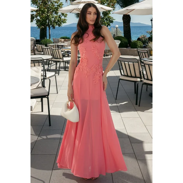Just Like Magic | Robe longue corail à col montant et dentelle
