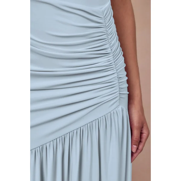 Kady | Robe longue bleu poudré à encolure asymétrique avec fronces