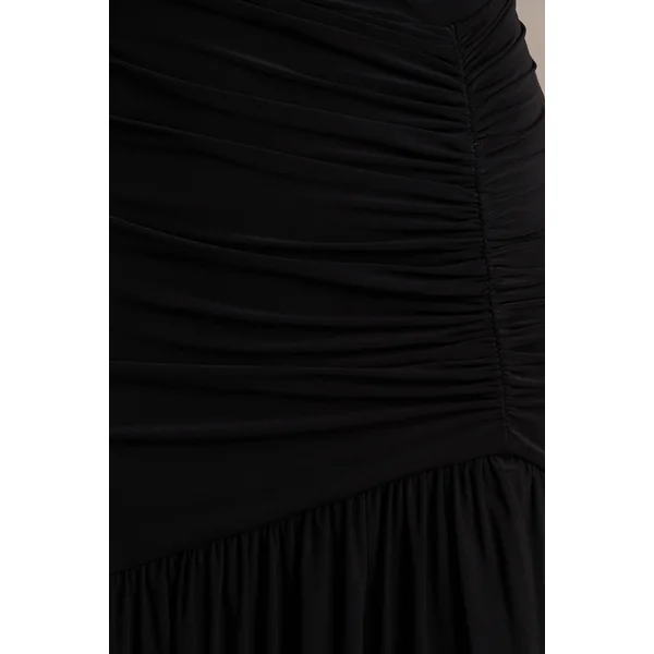 Kady | Robe longue noire à encolure asymétrique avec détail froncé et fente haute sur le devant