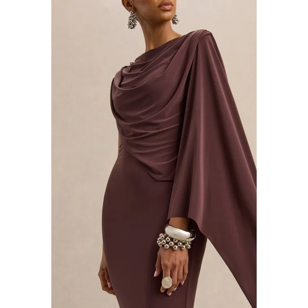Kamoria | Robe mi-longue marron à encolure ronde avec manche cape