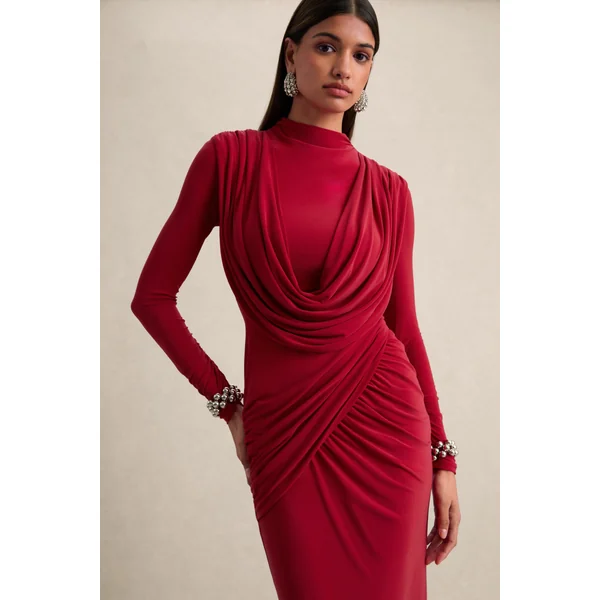 Karinthia | Robe longue rouge à encolure haute et détails drapés