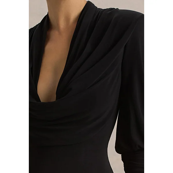 Kaylee | Robe longue noire à col bénitier et détails drapés