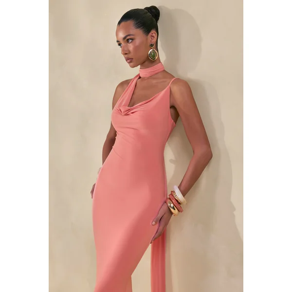 Kenza | Robe longue corail à encolure asymétrique avec détail foulard