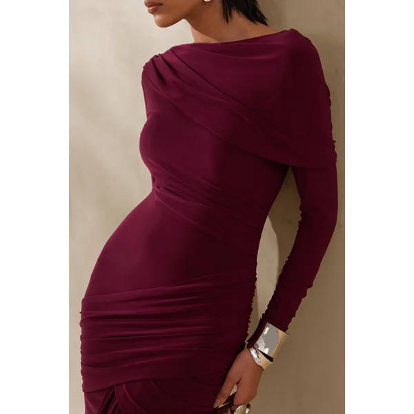 Kessara | Robe longue bordeaux à encolure asymétrique avec écharpe et détails froncés