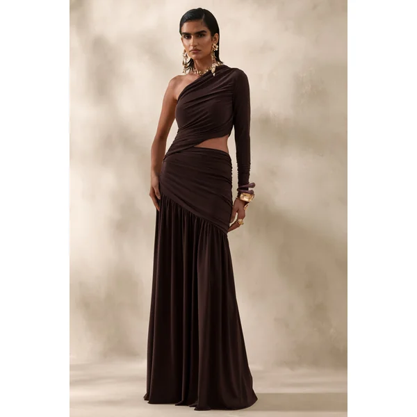 Kinsley | Robe longue marron à encolure asymétrique avec découpe