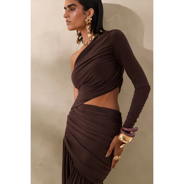 Kinsley | Robe longue marron à encolure asymétrique avec découpe