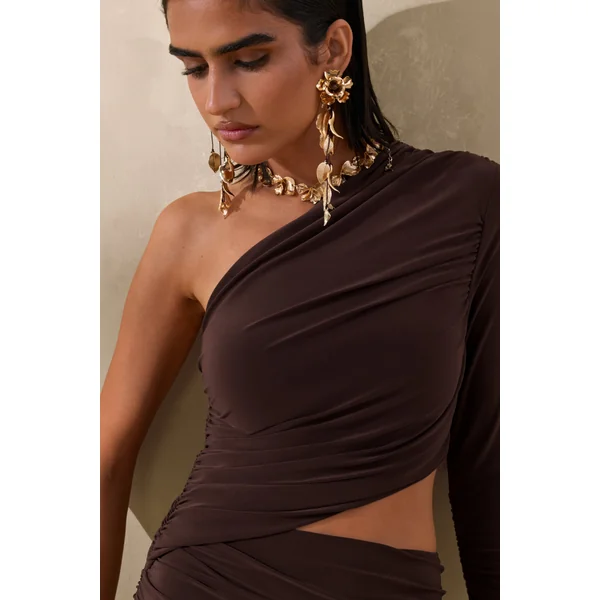 Kinsley | Robe longue marron à encolure asymétrique avec découpe