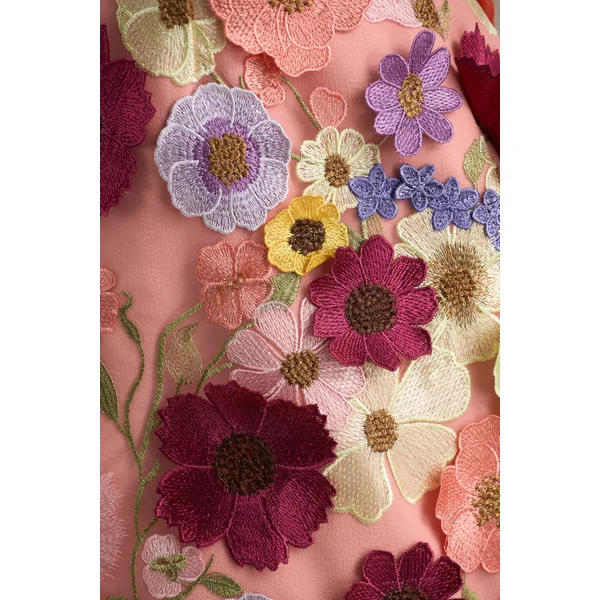 Kristen | Mini-robe rose à col carré ornée de détails floraux