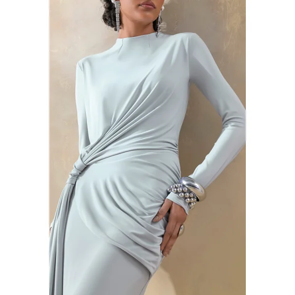 Kyrissa | Robe longue bleue à encolure montante et détails froncés