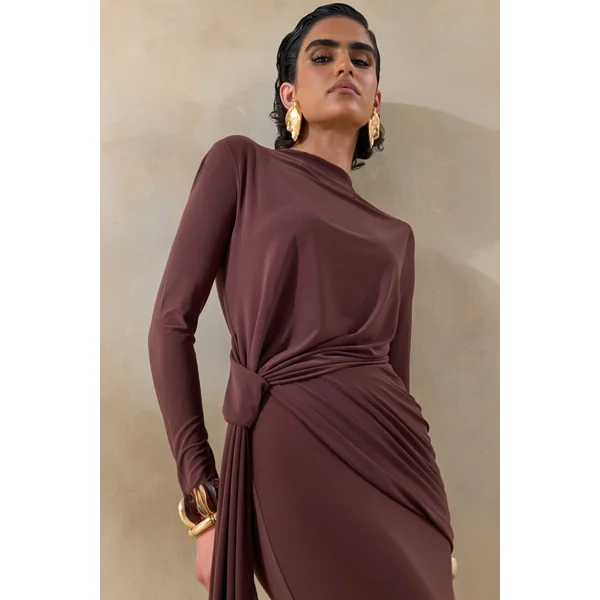 Kyrissa | Robe longue brune à encolure haute avec détails froncés
