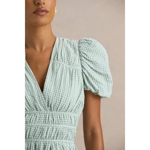 Laurelle | Mini-robe verte à décolleté ultra plongeant avec détails à volants