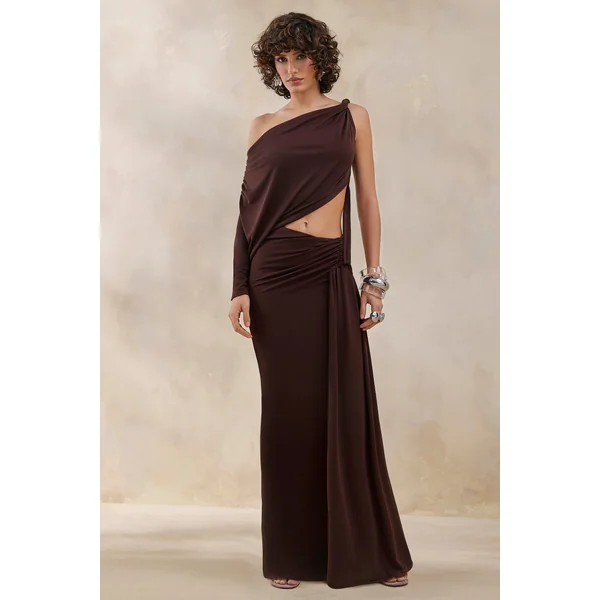 Layla | Robe longue marron portefeuille à encolure asymétrique avec découpe sur le corps et détails froncés