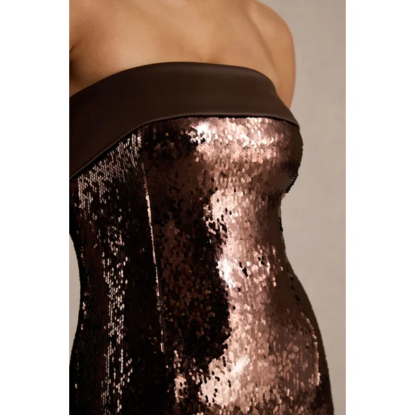Leona | Robe longue marron à sequins avec décolleté bandeau et finitions en satin