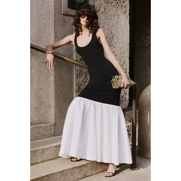 Lexi | Robe longue noir et blanc à encolure carrée avec ourlet sirène