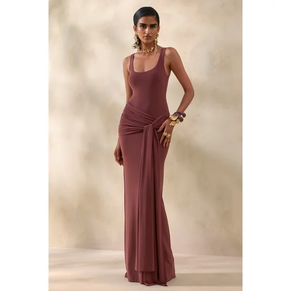 Lienna | Robe longue brune à encolure arrondie avec détails froncés et écharpe