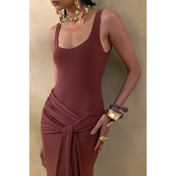 Lienna | Robe longue brune à encolure arrondie avec détails froncés et écharpe