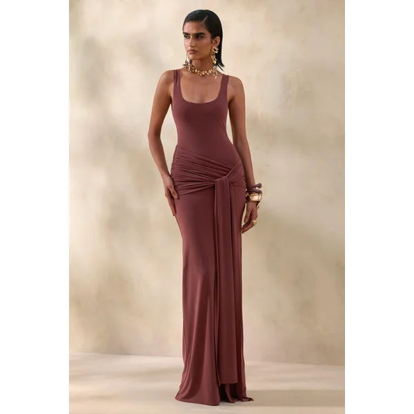 Lienna | Robe longue brune à encolure arrondie avec détails froncés et écharpe