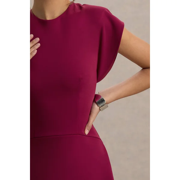 Linda | Robe Mi-Longue Cerise Foncée à Col Haut et Manches Courtes