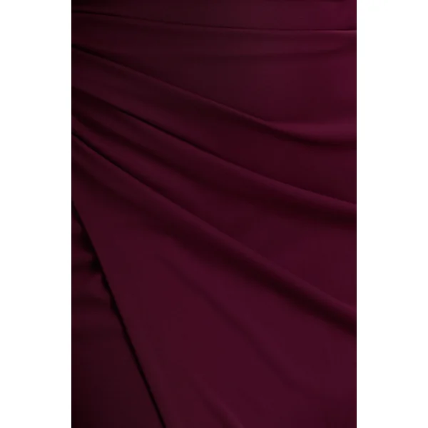 Lola | Robe longue bordeaux à encolure asymétrique avec fronces et fente avant haute