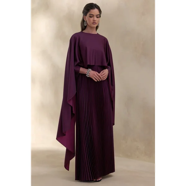 Loradia | Robe longue prune foncé en satin à encolure ronde avec manches cape et jupe plissée