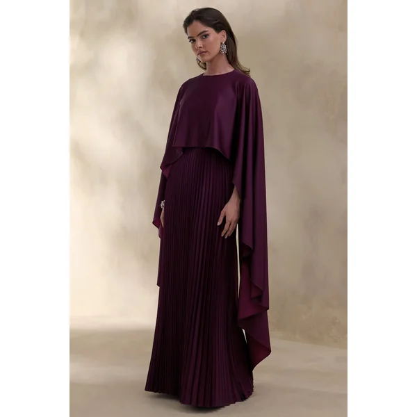 Loradia | Robe longue prune foncé en satin à encolure ronde avec manches cape et jupe plissée