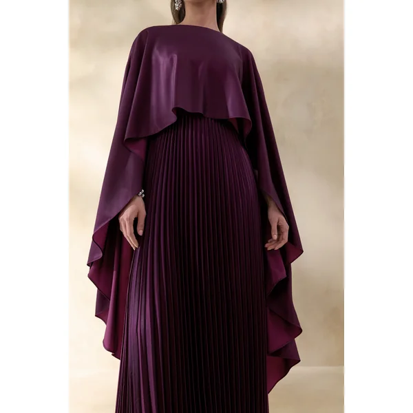 Loradia | Robe longue prune foncé en satin à encolure ronde avec manches cape et jupe plissée
